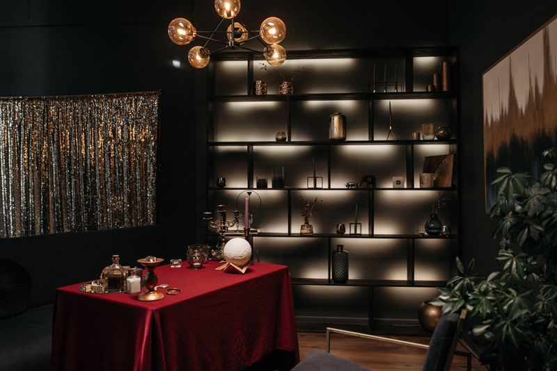 Atmosphère mystique et étoilée évoquant l'univers de l'astrologie et du Tarot